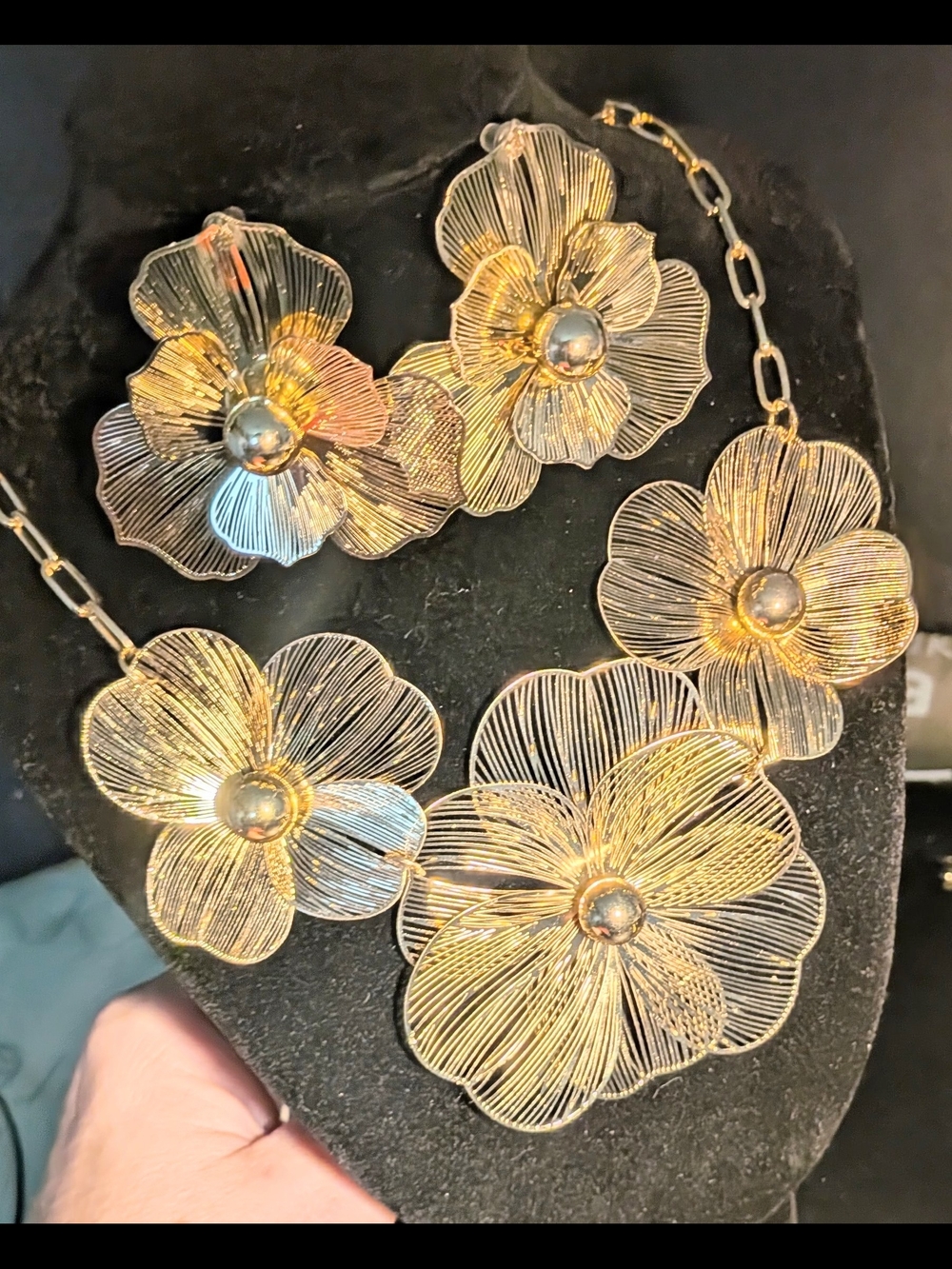 Gold Floral Filigree Necklace Set - Statement Flower Design
